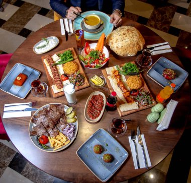 Akşam yemeği, et ve tavuk kebabı salata, ekmek ve kızarmış patates kızartması.