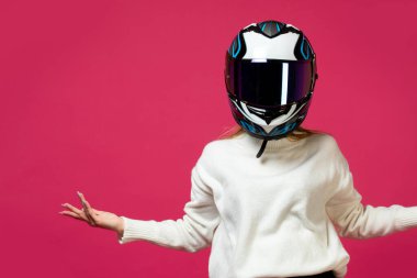 Motosiklet kasklı beyaz kazaklı kadın.