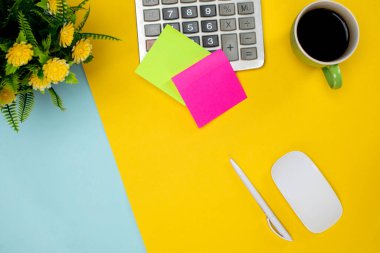 Kağıt kablosuz fare ve bir fincan kahve.