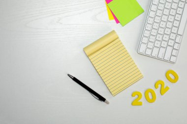 sarı not defteri kalem ve klavye