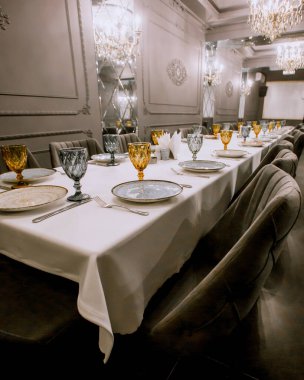 Masanın üzerinde çeşitli bardaklar olan beyaz bir restoran.