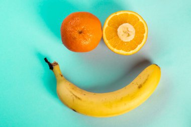 Portakallar ve muz masada.