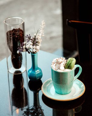 Kremalı ve bademli bir fincan sıcak kahve.