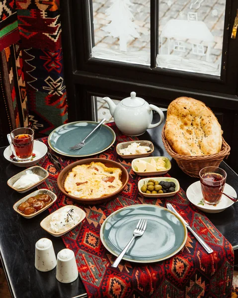 Installation Petit Déjeuner Avec Oeuf Saucisses Plat Figue Confiture Beurre — Photo