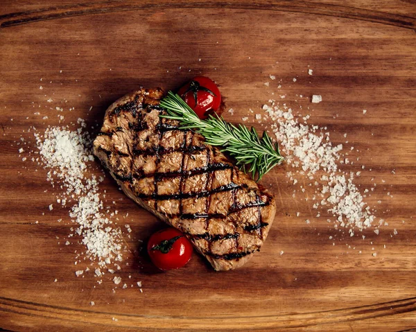 Dobře Smažený Kus Steaku Rajčat Dřevěné Desce — Stock fotografie
