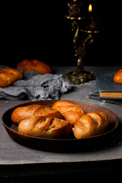 Cuatro Pequeñas Baguettes Francesas Colocan Una Bandeja Hierro —  Fotos de Stock