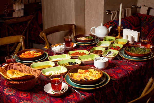 Desayuno Tradicional Con Platos Huevo Negro Queso Mantequilla Miel Pepino — Foto de Stock