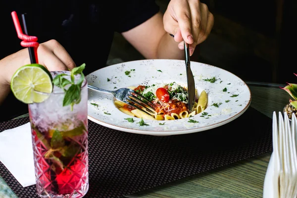 Kerl Isst Pasta Mit Gefülltem Fleisch Sauce — Stockfoto