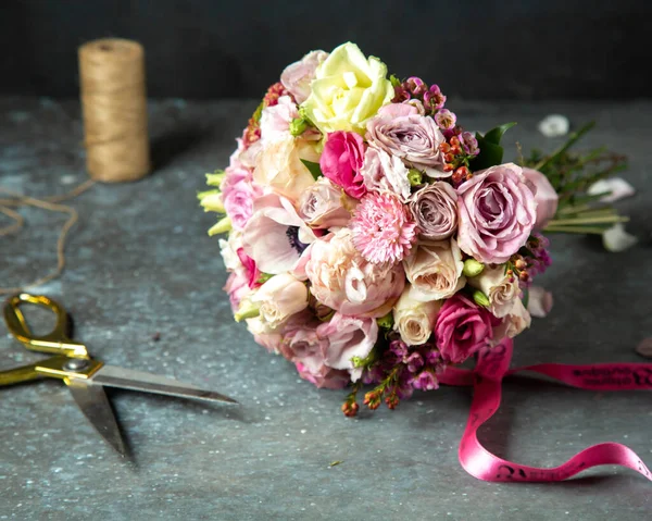 Seitenansicht Hochzeitsstrauß Aus Rosen Und Pfingstrosen — Stockfoto