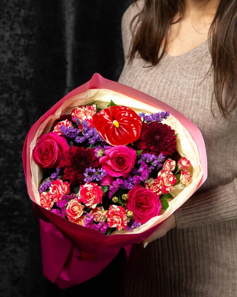 Egy Kezében Csokor Vörös Rózsa Anthurium Virágok Dália Virágok — Stock Fotó