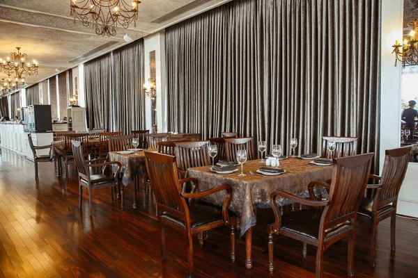 Amplio Salón Restaurante Con Mesa Madera Sillas Para Personas — Foto de Stock
