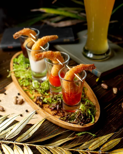 Cocktails Crevettes Servis Avec Laitue Verre Bière — Photo