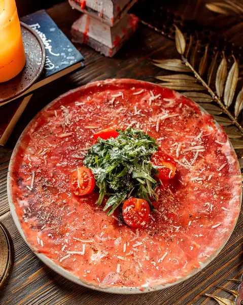 Plato Carne Servido Con Tomates Rúcula Queso Rallado — Foto de Stock
