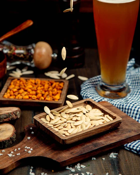 Piatto Birra Sul Tavolo — Foto Stock