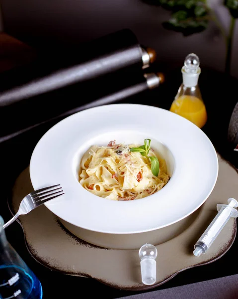 Fettucina Carbonara Sobre Mesa — Foto de Stock