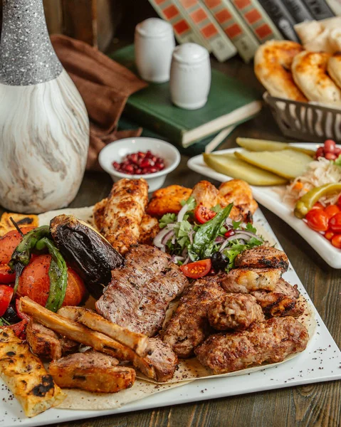 Verschiedene Arten Von Kabab Serviert Mit Gegrillten Auberginen Und Tomaten — Stockfoto