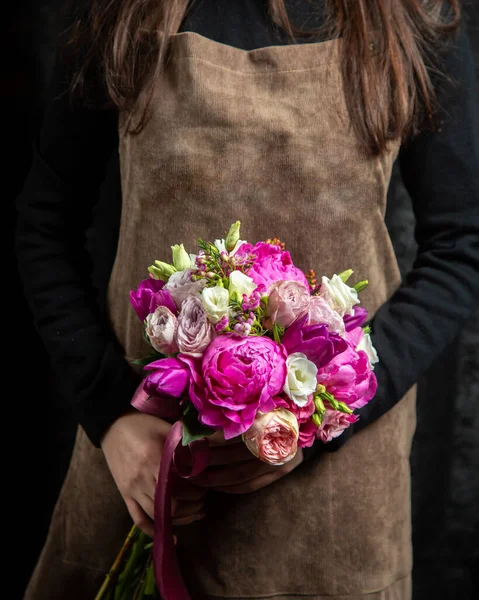 Seitenansicht Hochzeitsstrauß Aus Pomponella Weißen Und Rosa Rosen — Stockfoto