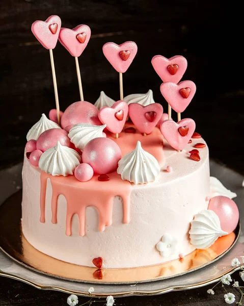 Zijaanzicht Roze Taart Met Crème Hartvormige Marsepein Meringue — Stockfoto