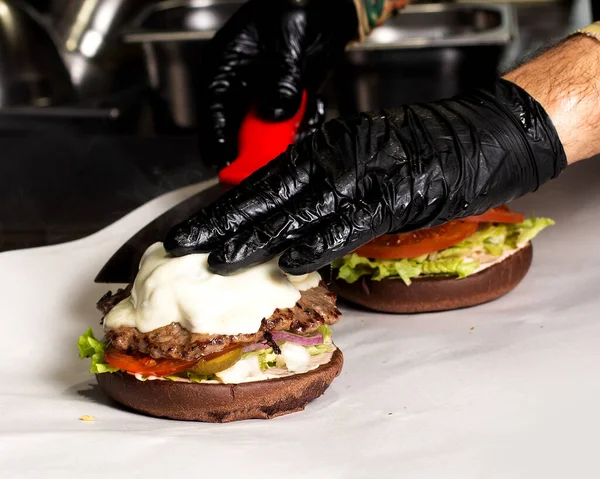 Chef Guantes Negros Prepara Hamburguesa Ternera — Foto de Stock