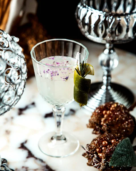 Uppfriskande Cocktail Dekorerad Med Lime Zest Och Rosmarin Kvist — Stockfoto