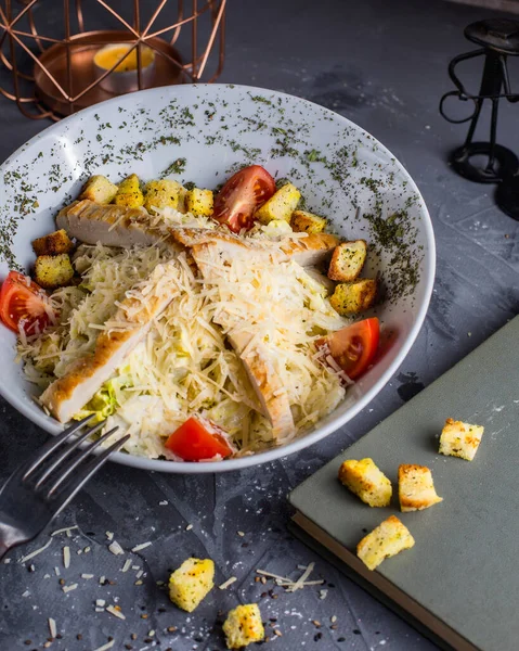 Ensalada Pollo César Mesa —  Fotos de Stock