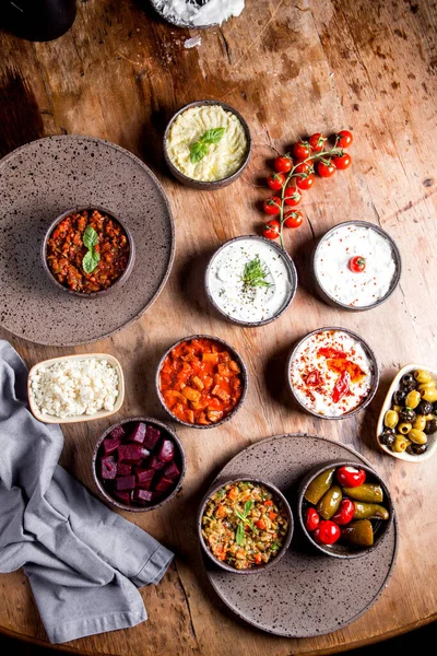 Salata, zeytin, turşu, pancar, domates, peynir ve yoğurt ile aperatif.