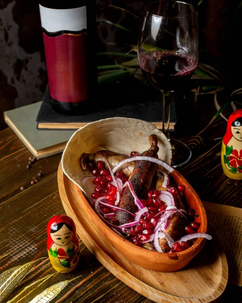 양파와 석류와 내놓은 소시지 — 스톡 사진