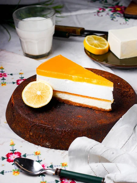Una Rebanada Pastel Queso Con Limón Adornado Con Rodaja Limón — Foto de Stock