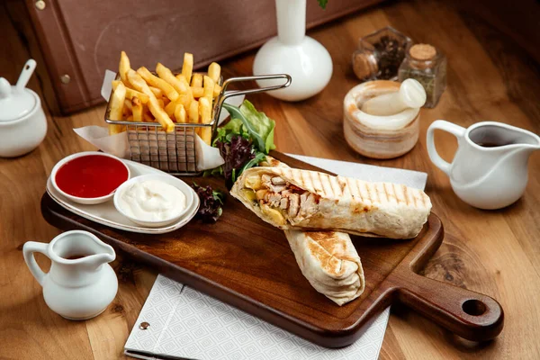 Pide soslu tavuk, patates kızartması, ketçap, mayonez ve marul.