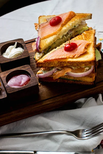 Сэндвич Огуречным Салатом Красного Лука — стоковое фото