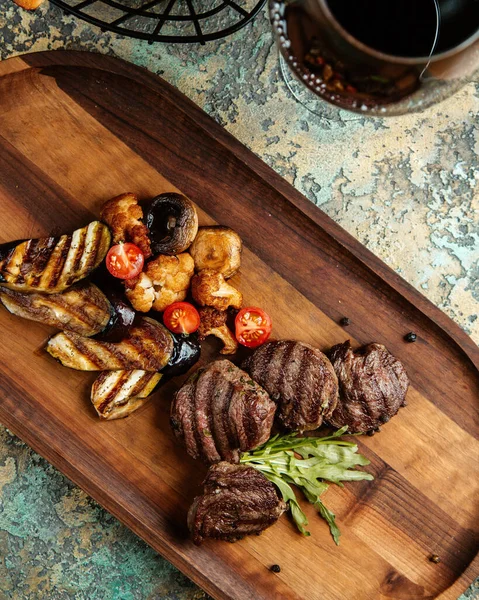 Vista Superior Chuleta Carne Parrilla Con Tomates Setas Berenjena Romero —  Fotos de Stock