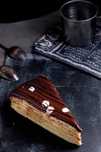 チョコレートカラメル釉薬をかけた層状ケーキのスライス — ストック写真