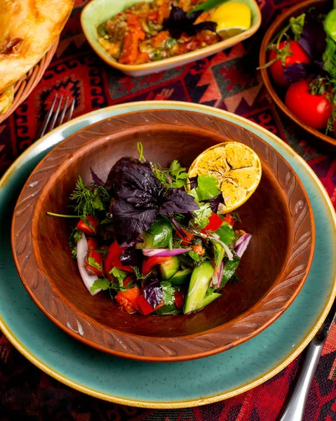 Salada Vegetal Com Pepinos Tomates Cebolas Verdes — Fotografia de Stock