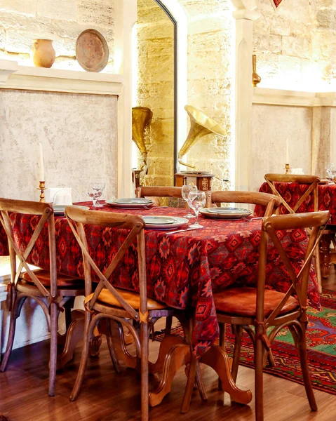 의자가 전통적 아제라 레스토랑 — 스톡 사진