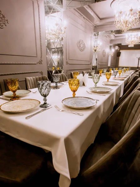 Restauranttisch Mit Tellerbesteck Gelbe Und Blaue Gläser — Stockfoto