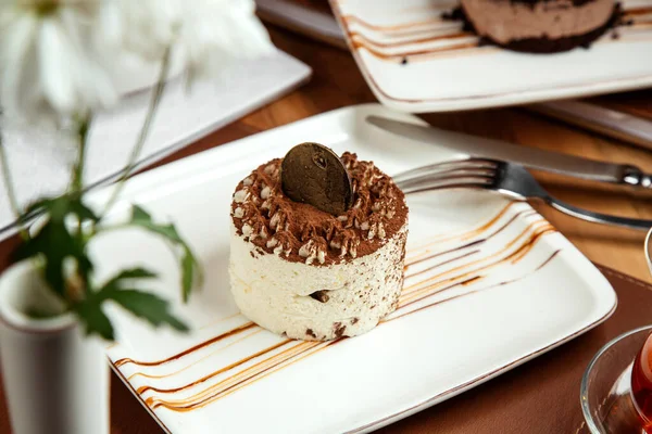 Vue Latérale Tiramisu Fromage Mascarpone Chocolat Sur Une Assiette — Photo