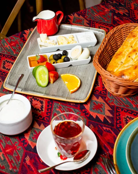 Традиционный Azerbaijani Завтрак Установка Черным Чаем Тандыр Хлеб Масло Сыр — стоковое фото