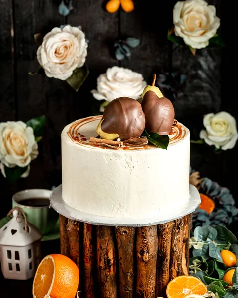 テーブルの上にチョコレートケーキ — ストック写真