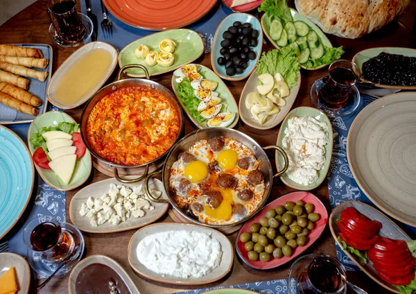 Breakfast Set Scrambled Eggs Olives White Cheese Cucumbers Tomatoes Tea — Stock Photo, Image