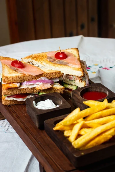 Club Sandwich Saumon Frites — Photo