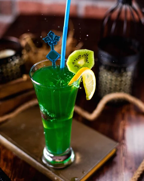 Verfrissende Cocktail Versierd Met Sinaasappel Kiwi Plakjes — Stockfoto