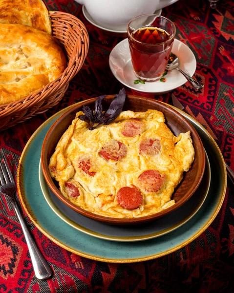 Omelette Oeufs Frits Avec Saucisse Sur Table — Photo