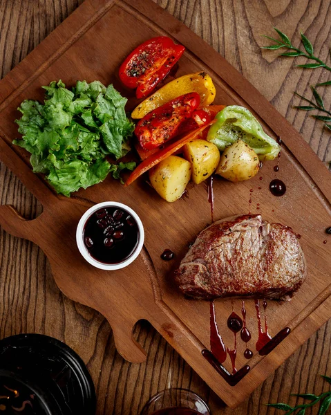 油炸肉 木板上有土豆和蔬菜 — 图库照片