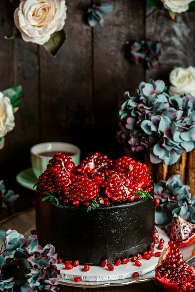 Mörk Choklad Tårta Toppad Med Granatäpple Frön — Stockfoto