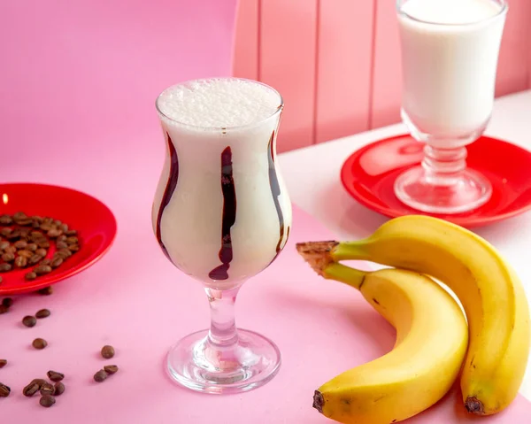 Vista Lateral Chocolate Banana Milkshake Com Creme Leite Chocolate Banana — Fotografia de Stock