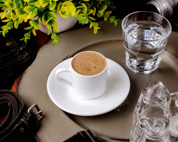 Eine Tasse Heißes Amerika Und Ein Glas Wasser — Stockfoto