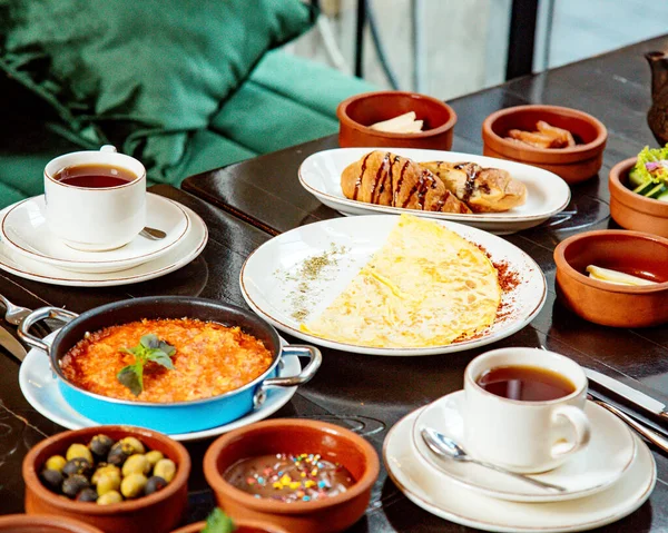 Table Petit Déjeuner Avec Tasses Olives Thé Omelette — Photo