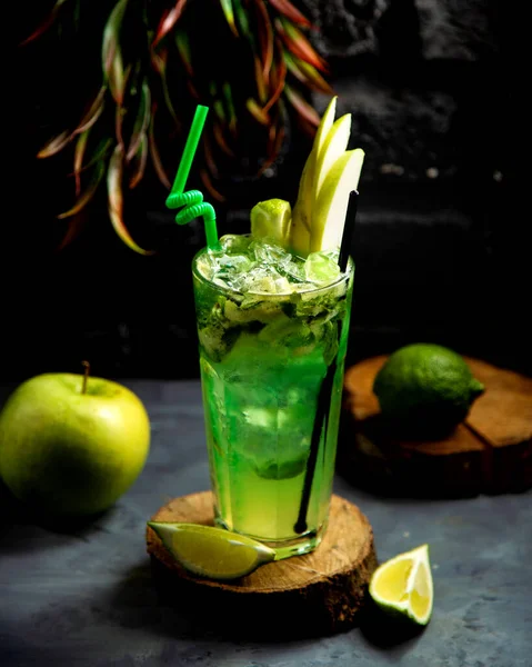 Cold Lime Apple Drink — Stock Photo, Image