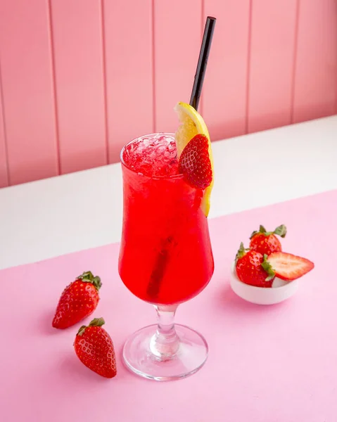 Side View Strawberry Coctail Strawberry Syrup Lemon Ice Strawberry Table — Stock Photo, Image