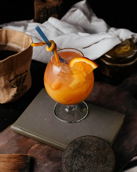 Seitenansicht Orangencoctail Mit Frischem Orangensaft Eis Und Strohhalmen Auf Einem — Stockfoto